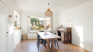 Prachtige woning met 3 à 4 slaapkamers, 2 badkamers, een zonnige tuin en een diepe garage, rustig gelegen in het mooie Lissewege. Deze hedendaagse woning beschikt over een mooi woonvolume dat zich uitstrekt over 4 bouwlagen. <br /><br />Stevige structuur met betonnen gewelven en helemaal mee op gebied van energie. <br />Zo geniet u van 14 zonnepanelen, centrale verwarming op aardgas, PVC ramen met HR glas, airco, ... Kortom: volledig instapklaar.<br /><br />Indeling: <br />Op het gelijkvloers een aangename inkomhal met toegang tot een zeer mooie bureau-ruimte met zicht op de tuin. Heerlijk om thuis te werken. Verder nog een zeer diepe garage van +9 meter. Een absoluut comfort als autobergplaats, wasplaats, fietsenstalling, opbergruimte, etc. ...<br /><br />Op het eerste verdiep een zalige woonkamer met enorm veel licht. Aansluitend een mooie en volledig uitgeruste keuken met een leuke connectie naar het buitenterras. Het terras bevindt zich pal in het zuiden, en dit in combinatie met de nodige rust en privacy. Gastentoilet op de hall.<br />Op de tweede verdieping zijn er 2 à 3 slaapkamers en een ruime badkamer met inloopdouche en toilet.<br />Op de bovenste verdieping een prachtige masterbedroom met het rustieke dakgebinte als eye-catcher. De masterbedroom heeft zijn eigen ensuite badkamer met douche en toilet.<br /><br />Een zeer mooi aanbod in het pittoreske Lissewege. Vlotte verbinding naar Brugge, Knokke, ...<br /><br />Bezoeken of meer informatie?<br />Contacteer Sacha Vanrafelghem op GSM 0487/43.79.10.