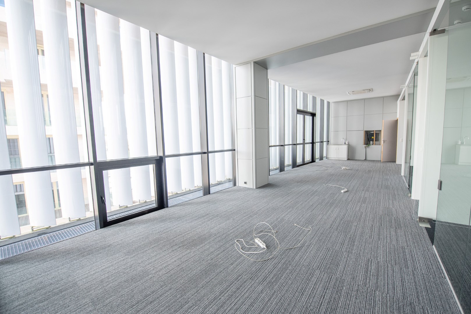 Instapklare kantoorruimte TE HUUR in de Elindus-arena te Waregem! - foto 2