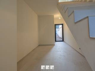 <span><span><strong><span>VERNIEUWD APPARTEMENT OP DE EERSTE VERDIEPING MET 2 SLAAPKAMERS EN TERRAS, NABIJ HET CENTRUM VAN STOKKEM</span><br /><br /></strong><strong>WERKWIJZE HUURDOSSIER<br /></strong>Interesse? Surf dan zeker naar onze advertentie via https://www.groepn.be/appartement-te-huur-in-dilsen-stokkem/7891598.<br />Uw kandidatuur kan ingediend worden via https://mijnhuurprofiel.be/property/a4c90c46-3076-418e-8629-543e7918bcb6/login.<br />Aanvaarding gebeurt steeds in overleg met de verhuurder op basis van de gevraagde gegevens en documenten.<strong><br /><br />EXTRA INFORMATIE<br /></strong>- Maandelijkse huurprijs: 1.150 EUR.<br />- Geen gemeenschappelijke kosten.<br />- Huurwaarborg: 3 maanden huur: 3 x 1.150 EUR = 3.450 EUR.<br />- Gewenste duur huurcontract: 1 jaar.<br />- Onmiddellijk beschikbaar.<br />- Kosten plaatsbeschrijving in- én uitrede zijn voor de helft ten laste van de huurder.<br /><strong><br />TROEVEN<br /></strong>- Verwarming (en passieve koeling) met individuele geothermische warmtepomp (hoog rendement).<br />- Vloerverwarming in alle privé ruimtes.<br />- Zonnepanelen aanwezig (6 x 465WP = 2.790WP).</span></span><span><br />- Batterij aanwezig.<br />- De warmtepomp, de PV’s met hybride omvormer en de batterijen leveren een extreem lage energiekost op per maand.<strong><br /><br /></strong><strong><br />GELIJKVLOERS<br /></strong>- Inkomhal (2,50m x 7,50m = 18,75m²): toegang tot het 1ste verdiep met trap, tegelvloer.<br /><br /><strong>VERDIEPING +01</strong><br />- Woonkamer + keuken (7,50m x 8,00m = 60m²): ingerichte keukenwand met eiland, oven, inductiekookplaat, dampkap, spoelbak, vaatwasser, koelkast, onderkasten en bovenkasten, schuiven, toegang tot het terras, tegelvloer.</span><br /><span>- Toilet (1,00m x 2,00m = 2,00m²): hangtoilet, spoelbak met onderkast, tegelvloer.</span><br /><span>- Berging (1,50m x 3,00m = 4,50m²): technische ruimte, spoelbak, aansluiting wasmachine, tegelvloer.<br /></span>- Overloop (2,50m x 3,00m = 7,50<span>m²): tegelvloer.</span><br /><span>- Badkamer (2,00m x 3,00m = 7,50m²): dubbele lavabo, douche, spiegel- en onderkast, handdoekradiator, tegelvloer.<br />- Slaapkamer 1 (3,00m x 2,50m = 7,50m²): tegelvloer.<br />- Slaapkamer 2 (3,00m x 2,50m = 7,50m²): tegelvloer.<br /><br /></span><br /><span><strong>EXTERIEUR</strong></span><br /><span>- Terras (8,40m x 3,60m = 30,24m²) terrastegels.<br /><br /><strong> <br /></strong>Bekijkt u deze advertentie via een aanverwante vastgoedsite, surf dan zeker naar onze website <strong>www.N78vastgoed.be</strong> voor een uitgebreide beschrijving en foto's. <strong>Meer info: +32 (0)89 86 18 88 of info@N78vastgoed.be.</strong></span>
