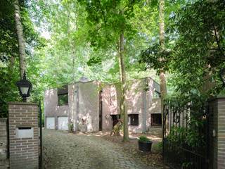 Architecturale villa op een perceel van 2.008 m² in het pittoreske Deurle. Deze unieke villa, gebouwd in 1977 en ontworpen door het gerenommeerde...