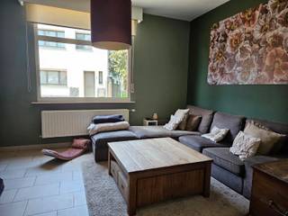 Charmante halfopen bebouwing, rustig gelegen nabij het centrum van Tielen. Op de gelijkvloerse verdieping beschikt de woning over een inkomhal, woonkamer, eetkamer en keuken, uitgerust met een elektrische kookplaat, dampkap en spoeltafel. Verder is er een badkamer met douche, lavabomeubel en toilet, een ruime wasplaats en een garage met elektrische poort. De verdieping omvat drie ruime slaapkamers, waarvan één nog verder af te werken is. Achter de woning bevindt zich een zonnige tuin met terras en tuinberging, ideaal om in alle rust van het buitenleven te genieten. Een BEZOEK aanvragen kan enkel online via WWW.VASTGOEDPARTNERS.BE