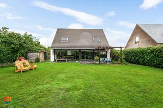 <p>Op een rustige en aangename locatie in Keerbergen bevindt zich deze verzorgde woning uit 1985 op een ruim perceel van 700 m². Met een bewoonbare oppervlakte van 145 m², een ruime tuin en een praktische indeling biedt deze woning comfortabel wonen in een groene omgeving.<br /><br />We betreden de woning via de inkomhal met gastentoilet. De leefruimte vormt het hart van de woning en omvat een gezellige woonkamer en eetplaats. Aansluitend bevindt zich de moderne keuken, vernieuwd in 2023 en uitgerust met kwalitatieve toestellen, waaronder een ingebouwd koffieapparaat. Vanuit de keuken is er toegang tot de praktische berging en de polyvalente ruimte. Deze extra ruimte biedt tal van mogelijkheden en kan ingericht worden als hobbykamer, bureau, vierde slaapkamer of ruimte voor een zelfstandig bijberoep.<br /><br />Via de nachthal bereiken we de drie slaapkamers en de badkamer. De badkamer is uitgerust met een inloopdouche, dubbele lavabo en toilet. De master bedroom beschikt bovendien over airconditioning, net als de leefruimte, wat zorgt voor extra comfort tijdens warme dagen.<br /><br />De woning beschikt over nieuwe ramen, geplaatst in 2021, en een conforme elektrische installatie. Achteraan geniet u van een ruime, zuidoostgerichte tuin met een aangenaam terras, ideaal om in alle rust van de buitenruimte te genieten.<br /><br />Bent u op zoek naar een verzorgde woning met drie slaapkamers, een polyvalente ruimte en een ruime tuin op een rustige locatie in Keerbergen? Contacteer ons via 0473/27 88 57 of neem een kijkje op www.boonstravastgoed.be.<br />Bijzonderheden:<br /><br />• Conforme elektrische installatie<br />• Ruime ZO-gerichte tuin met terras<br />• 3 slaapkamers + polyvalente ruimte</p>