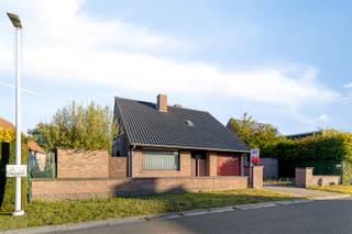 Rustig gelegen op 727 m² met 4 slaapkamers, grote garage en EPC-label C ...<br /><br />Deze alleenstaande woning is gelegen in een rustige en aangename residentiële wijk van Sint-Eloois-Winkel, op een mooi perceel van 727 m². De woning werd gebouwd in 1991 en biedt dankzij haar royale volumes en praktische indeling heel wat mogelijkheden voor wie ze naar eigen smaak wil moderniseren.<br /><br />Een absolute troef is de bijzonder lichtrijke leefruimte, waar grote raampartijen aan verschillende zijden voor een aangename natuurlijke lichtinval zorgen. Aansluitend bevindt zich een grote keukenruimte die heel wat mogelijkheden biedt voor een eigentijdse inrichting.<br /><br />Naast de keuken ligt een was- en voorraadberging. Verder beschikt het gelijkvloers over een afzonderlijk toilet, een grote inpandige garage en bijkomende bergruimte onder de trap.<br />Op de verdieping bevinden zich drie volwaardige slaapkamers, een grote badkamer en een extra kleinere kamer die perfect kan worden ingericht als bureau, dressing of hobbyruimte.<br /><br />Daarnaast is er ook een geïsoleerde bergzolder aanwezig.<br /><br />De woning is voorzien van merbau buitenschrijnwerk, rolluiken en een regenwaterput van 10.000 liter. Met een EPC-score van 266 kWh/m²jaar, label C, is er geen renovatieverplichting en bovendien is de woning asbestveilig.<br /><br />De tuin biedt heel wat mogelijkheden om opnieuw een aangename en groene buitenruimte te creëren. Achter de woning bevindt zich een speelplein en iets verder ligt het voetbalveld, terwijl winkels, scholen en andere voorzieningen vlot bereikbaar zijn.<br />​<br />De woning beschikt over een degelijke basis, maar vraagt om een hedendaagse opfrissing van inrichting en afwerking, evenals aandacht voor enkele technische en sanitaire onderdelen.<br /><br />Een interessante opportuniteit voor wie op zoek is naar een vrijstaande gezinswoning met veel licht, een groot perceel en tal van mogelijkheden!