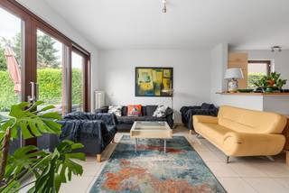 <p><u><strong>Te koop:</strong></u> halfopen huis in Sint-Stevens-Woluwe, gelegen in een rustige woonwijk met prachtig zicht op de velden.<br /><br />Deze woning uit 1996 biedt een comfortabele indeling en een groene omgeving, ideaal voor wie rust zoekt maar toch dicht bij belangrijke voorzieningen wil wonen. Op slechts enkele minuten van het NATO HQ, combineert deze locatie landelijke charme met uitstekende bereikbaarheid. Het zuidoostgerichte terras en de tuin van 110 m² laten u volop genieten van de buitenruimte. De EPC-score B maakt dit huis bovendien energiezuinig.<br /><br /><u><strong>Belangrijkste ruimtes:</strong></u><br />• Ruime woonkamer (35 m²) met veel lichtinval<br />• Keuken (5,6 m²) met bar-tablet en ingebouwde toestellen<br />• Drie slaapkamers (14 m², 12 m², 9 m²)<br />• Badkamer (5,9 m²) met ligbad, dubbele spoelbak en toilet<br />• Zolder (25 m²) met vaste trap, ingemaakte kasten en verwarmingsketel<br />• Garage (18,5 m²) met aansluitingen voor wasmachine en droogkast, berging en ingemaakte kasten<br />• Tuin (110 m², zuidoost) met terras (16 m²)<br /><br /><u><strong>Troeven:</strong></u><br />• Prachtig zicht op de velden<br />• Nabij NATO HQ<br />• Rustige residentiële wijk<br /><br />Meer informatie of een bezoek met Lynn Gorin? Contacteer ons via +3223351115<br />JOUW DROOMHUIS. ZO GEVONDEN!</p>