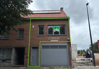 Op zoek naar een comfortabel éénslaapkamerappartement op een centrale locatie aan de kust? Dan is dit instapklare appartement precies wat je zoekt. Gelegen op wandelafstand van winkels, openbaar vervoer en andere voorzieningen, biedt deze woonst de ideale combinatie van bereikbaarheid en wooncomfort.<br /><br />Het appartement bevindt zich op de 1ste verdieping die te bereiken is via de trappenhal. De lichtrijke leefruimte sluit aan op een vernieuwde halfopen keuken, volledig uitgerust met een keramische kookplaat, vaatwasser, oven en een koelkast zonder vriesvak. Dankzij de doordachte indeling beschik je over voldoende kastruimte en praktische werkruimte, ideaal voor dagelijks gebruik. Aansluitend aan de woonkamer vind je een ruime slaapkamer en via de hal kan men ook de badkamer met ligbad en enkele wastafel bereiken. In de inkomhal bevindt zich bovendien een apart toilet en een berging met aansluiting voor een wasmachine.<br /><br />Voor extra comfort is het appartement uitgerust met rolluiken. er werd recent nog een ventilatiesysteem en een warmtepomp geïnstalleerd, wat een positieve impact heeft op het energieverbruik. <br /><br />Hoewel het appartement geen terras of fietsenberging heeft, is er bijna altijd parkeerplaats beschikbaar voor de deur.<br /><br />Beschikbaar vanaf 1 oktober 2026. Geen maandelijkse provisie van toepassing.<br /><br />