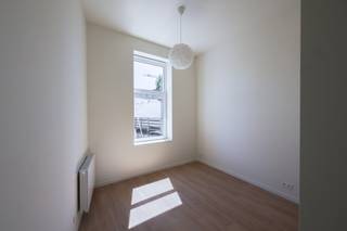 Stijlvol gerenoveerd 1-slaapkamerappartement in het hart van Antwerpen<br /><br />Ontdek dit prachtig gerenoveerde 1-slaapkamerappartement op een toplocatie in het centrum van Antwerpen, op wandelafstand van de Scheldekaaien en de gezellige Kloosterstraat.<br /><br />Het appartement combineert authentieke charme met hedendaags comfort. De hoge plafonds en grote raampartijen zorgen voor een uitzonderlijke lichtinval en een ruimtelijk gevoel doorheen de volledige woonst. De recente renovatie werd uitgevoerd met oog voor detail en kwalitatieve afwerking.<br /><br />De lichtrijke leefruimte sluit aan op de moderne keuken. Verder nog 1 ruime slaapkamer en douchekamer.<br /><br />Dankzij de centrale ligging bevinden trendy boetieks, restaurants, galerijen en openbaar vervoer zich vlakbij, terwijl de Scheldekaaien zorgen voor ontspanning en een unieke stadsbeleving.<br /><br />Een instapklaar appartement met karakter, licht en een absolute topligging in Antwerpen.