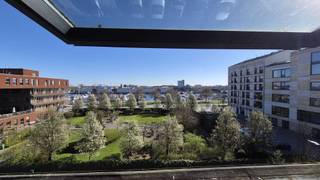 Duplex dakappartement op toplocatie in Antwerpen (Cadixwijk)<br /><br />Dit lichtrijke appartement bevindt zich als bovenste dakappartement in een kleinschalig herenhuis met vier units, gelegen in de rustige en gegeerde Cadixwijk vlakbij ’t Eilandje. De buurt combineert groen, water en een charmante haven met woonboten. Vanuit het appartement geniet je van zicht op het water en de haven.<br />De ruime woonkamer voelt heel open en lichtrijk aan. Aansluitend vind je een moderne keuken met oven en vaatwasser en zitplaats om te ontbijten. Het appartement telt twee volwaardige slaapkamers: een ruime slaapkamer met zicht op groen en water en een kinderkamer of bureauruimte met ingemaakte kast en toegang tot een zonnig terras van ca. 15 m² (zon van ±10u tot zonsondergang). Aan de leefruimte is bovendien nog een extra terrasje.<br /><br />De badkamer is uitgerust met een bad-douche, dubbele lavabo en handdoekradiator. Verwarming gebeurt via een gasgestookte hoogrendementsketel.<br />Het gebouw werd volledig gerenoveerd in 2014 en bestaat uit slechts vier appartementen.<br /><br />Dankzij het kleinschalige karakter en syndicus in eigen beheer zijn de maandelijkse kosten laag.<br />Extra troeven: ruime gedeelde kelder, aparte meters voor water en elektriciteit, voldoende parkeergelegenheid en uitstekende bereikbaarheid (tram, bus, trein, stadsfietsen en vlotte verbinding naar ring en centrum). Op wandelafstand van Park Spoor Noord en gezellige hotspots zoals Seefbrouwerij, Bar Paniek en het MAS.<br />Geen lift aanwezig.<br />