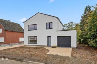 Deze woning met een bewoonbare oppervlakte van 198 m² werd in 2026 volledig gerenoveerd en combineert ruimte, comfort en een moderne afwerking.<br /><br />U betreedt de woning via de ruime inkomhal, die toegang biedt tot de leefruimte en het gastentoilet. De woonkamer geniet van een aangename lichtinval en loopt naadloos over in de eetruimte, met zicht op de zuidgerichte tuin.<br /><br />De open keuken is volledig geïnstalleerd en uitgerust met onder meer een oven, microgolfoven, ingebouwde koelkast en inductiekookplaat. Aansluitend bevindt zich een praktische berging, met directe toegang tot de inpandige garage, die voorzien is van een automatische poort.<br /><br />Op de eerste verdieping bevinden zich drie ruime slaapkamers, een apart toilet en een comfortabele badkamer met lavabo, douche en ligbad.<br /><br />Tot slot beschikt de woning over een ruime bergzolder, ideaal als extra opbergruimte.<br /><br />Bekijk ook zeker onze website voor de grondplannen.<br />Meer info via Jean.Heylen@imovastgoed.be of via 015/34.34.54.<br />U kan Imo Vastgoed steeds vrijblijvend contacteren voor een gratis waardebepaling van uw woning.