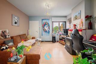 Bent u op zoek naar een renovatieproject met potentieel? Dan is dit uw kans! <br />Vlakbij het centrum van Ertvelde bieden wij deze te renoveren woning aan op een perceel van 311m². <br />Deze is gelegen in een rustige straat op wandelafstand van het centrum met wekelijkse markt, winkels en openbaar vervoer - vlotte aansluiting tot de R4. <br /><br />De indeling van deze woning is op heden als volgt: leefruimte, berging, keuken, hal, badkamer. <br />Op de verdieping vinden we twee slaapkamers terug.<br /><br />Deze woning is op heden verhuurd.<br /><br />Dit pand is onderworpen aan de renovatieverplichting van de Vlaamse overheid voor residentiële gebouwen (behoudens bij sloop binnen 5 jaar na de aankoop). Consulteer voor meer informatie de website van het Vlaams Energie- en Klimaatagentschap via https://www.vlaanderen.be/een-huis-of-appartement-kopen/renovatieverplichting-voor-residentiele-gebouwen<br /><br />Fijn renovatieproject om een ideale opbrengsteigendom te creëren. <br />De woningen gelegen te Molenstraat 79 en 81 - Ertvelde wonen eveneens te koop aangeboden. <br /><br />Wilt u deze eigendom en zijn troeven zelf ontdekken, neem dan zeker contact op voor het plannen van een bezoek ter plaatse.<br /><u><strong>Interesse?</strong></u> Contacteer Steffi telefonisch op 0498/50.50.94 of per mail steffi@vastgoeddevos.be 