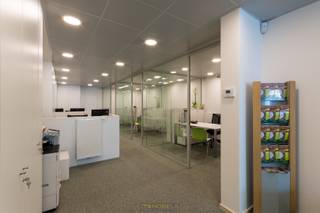 Op zoek naar een EXCLUSIEVE en CENTRAAL GELEGEN kantoorruimte in het hart van Oudenaarde? Deze ruime en instapklare commerciële ruimte, gelegen op...