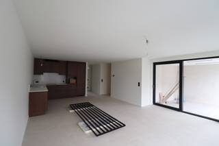 <strong><span>INDELING<br /></span></strong><span><strong>GELIJKVLOERS</strong><br />Inkomhal met vestiaireruimte, woonkamer met volledig uitgeruste open keuken voorzien van de volgende toestellen nl. kookplaat, afzuigkap, spoeltafel, koelkast, combi-oven en vaatwasmachine, berging/wasplaats met aansluiting voor wasmachine/droogkast, ventilatiesysteem, nachthal, toiletruimte, badkamer voorzien van douche en badkamermeubel, 2 slaapkamers. <br /><br /><strong>BUITEN</strong><br />Zuid georiënteerd terras van 10m²<br /><br /><strong>KELDERVERDIEPING</strong><br />Autostaanplaats P27 en berging B17.<br />Gemeenschappelijke fietsenstalling.<br /></span><br /><span><strong>BIJZONDERHEDEN</strong></span><br /><span>C.V. op vloerverwarming (warmtepomp). Aluminium ramen. Dubbele isolerende beglazing.<br />Ventilatiesysteem type-D. Zonnepanelen. BEN-appartement : E-peil &lt; 30.<br /><br /><span>Forfaitair bedrag gemeensch. huurlasten: 100,00 euro/maand (= o.a. elektr.- en waterverbruik gemeensch. delen, verz. en onderhoud lift, onderhoud brandblusapparaten).<br /><br />Het appartement wordt volledig opgeschilderd door de verhuurder.<br />Er worden lichtarmaturen voorzien in alle kamers behalve de woonkamer/slaapkamers.</span></span>