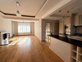 Deze prachtige en lichtrijke woning geniet van een rustige maar toch centrale ligging en situeert zich in een doodlopende straat in de rustige...