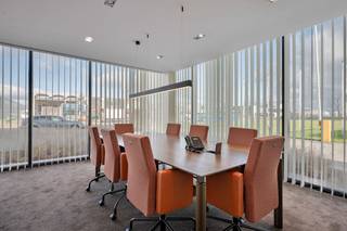 Uniek gelegen bedrijfsgebouw van 2.537 m² bestaande uit 1.449 m² kantoren met 1.088 m² magazijnruimte op een industrieel terrein van  5.641 m²...