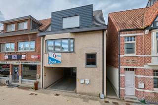 Op zoek naar een gunstig gelegen handelsruimte; ideaal geschikt als kantoorruimte of vrij beroep met bijhorende woongelegenheid met...