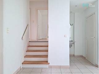 Charmante villa in een rustige, groene omgeving, bereikbaar via een private oprijlaan met bomen en meerdere autostaanplaatsen. Deze woning...