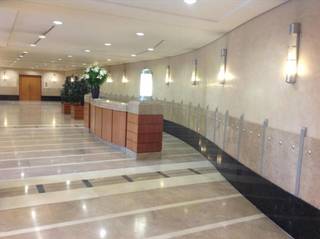 Dit gebouw van 13.000m² heeft 4 verdiepingen op 1 vleugel en 6 verdiepingen op de andere. Het is zeer centraal gelegen in Brussel op slechts 300m...