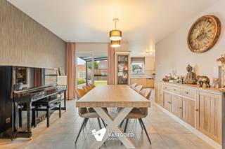 <p><span>Recente, energiezuinige woning op ideale ligging nabij centrum</span></p><p><span> </span></p><p><span>Belangrijkste troeven:</span></p><p><span>- Recente, energiezuinige en perfect instapklare woning</span></p><p><span>- Ideale ligging: rustig en vlak bij centrum</span></p><p><span>- Recent zonnepanelen geplaatst</span></p><p><span>- Tuin recent volledig aangelegd</span></p><p><span>- Carport, overdekt terras en knappe tuinberging met overdekt zonneterras</span></p><p><span>- Volledig geïnstalleerde keuken</span></p><p><span>- Knappe badkamer met bad- douchecombinatie, dubbel meubel en wc</span></p><p><span> </span></p><p><span>Bekijk zeker ook de 3D virtuele rondleiding en de grondplannen met de afmetingen. Zo krijgt u van thuis uit al een perfect beeld van wat deze woning te bieden heeft!</span></p><p><span>Wenst u meer info of een vrijblijvende bezichtiging, contacteer dan ons kantoor op het nummer 014 39 99 99 en wij helpen u graag verder.</span></p><p><span> </span></p><p><span> </span></p>
