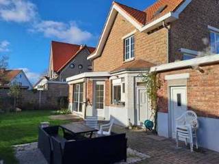 🌼 Charmante Alleenstaande Erfgoedvilla “Villa Forget Me Not” in Bredene Duinen<br />Bent u op zoek naar een karaktervolle, alleenstaande villa op topligging vlakbij zee en duinen?<br />Maak kennis met Villa Forget Me Not (Onroerend Erfgoed ID 54357), een unieke woning uit ca. 1927, centraal gelegen in het gegeerde Bredene Duinen.<br />Deze verzorgde ééngezinswoning met authentieke charme bevindt zich op een perceel van 424 m² met zonnige zuidgerichte tuin. De woning beschikt over 4 slaapkamers, bureau, 2 badkamers, ruime leefruimte met erker, open keuken en garage.<br />Gelegen in een residentiële omgeving op slechts 100 m van de duinen en 300 m van dorpskern en scholen, met bushalte op wandelafstand (Mobiscore 8.3/10).<br />Recent vernieuwde badkamer (2025), vernieuwd en geïsoleerd dak.<br />EPC-label D.<br />