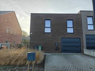 Deze recente halfopen bebouwing, afgewerkt in 2023, is volledig instapklaar en combineert modern wooncomfort met een energiezuinige afwerking. Dankzij de goede isolatie en zonnepanelen beschikt de woning over een gunstig EPC, wat zorgt voor lage energiekosten.<br /><br />Op het gelijkvloers betreedt u de woning via een aparte inkomhal met gastentoilet. De lichtrijke leefruimte met open, moderne keuken vormt het hart van de woning en biedt een aangename woonbeleving. Aansluitend bevindt zich de garage, uitgerust met alle technieken en voorzien van een automatische poort.<br /><br />De eerste verdieping telt 3 volwaardige slaapkamers + een dressing. De ingerichte dressing blijft staan met een kleine overnameprijs (te bespreken)<br /><br />Verder is er een stijlvolle badkamer met douche, ligbad, dubbele lavabo en toilet. Buiten geniet u van een zuid-oostgericht terras en tuin, ideaal om in alle rust van de zon te genieten. Voor de woning zijn er twee autostaanplaatsen, aangevuld met een publieke parking om de hoek.<br /><br />De ligging is een absolute troef: op slechts 5 minuten rijden van het centrum van Geraardsbergen, met alle voorzieningen in de nabije omgeving. Bovendien bevindt het pand zich vlakbij recreatiedomein De Gavers, perfect voor ontspanning en natuurbeleving.<br /><br />Intrede 15/02/2026 of 01/03/2026<br /><br />Meer info? Een bezoek? Bel Jordi 0477/32.61.53