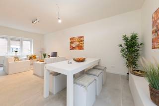 <p><strong>Prachtig gerenoveerde gezinswoning (2026) met 3 slaapkamers, 2 badkamers, stadstuin en garage!</strong></p><p>Bent u op zoek naar een instapklare woning met hedendaags comfort, energiezuinigheid én de vrijheid om uw eigen droomkeuken te realiseren? Deze parel werd in <strong>2026 volledig gerenoveerd</strong> met oog voor kwaliteit, lichtinval en stijl. Dankzij het gunstige <strong>EPC-label B</strong> geniet u van een lage energiefactuur en een zorgeloze toekomst.</p><p><strong>Licht en ruimte op de begane grond</strong></p><p>Bij het betreden van de woning valt direct de ruime en heldere leefruimte op. De strak afgewerkte witte wanden en moderne vloertegel zorgen voor een frisse, tijdloze uitstraling. De grote raampartijen aan de achterzijde bieden een prachtig zicht én directe toegang tot de gezellige <strong>stadstuin</strong>. Hier kunt u in alle rust genieten van een ontbijt in de buitenlucht of een sfeervolle barbecue.</p><p><strong>Keuken naar eigen smaak</strong></p><p>De aansluitingen voor de keuken zijn reeds voorzien, wat u de unieke kans biedt om uw droomkeuken volledig naar eigen wens, smaak en budget in te richten.</p><p><strong>Rustgevende verdiepingen & optimaal comfort</strong></p><p>Op de bovenverdieping bevinden zich <strong>3 volwaardige slaapkamers</strong>, verfijnd afgewerkt met een warme houtinterieurvloer en veel natuurlijk daglicht. Daarnaast beschikt de woning over maar liefst <strong>2 moderne badkamers</strong>, waaronder een stijlvolle badkamer ingericht met een ruime inloopdouche met regendouche, strak wastafelmeubel en een raam voor natuurlijke ventilatie. Ideaal voor gezinnen of wanneer u gasten ontvangt!</p><p><strong>Praktisch en comfortabel</strong></p><p>Als extra troef beschikt deze woning over een <strong>private garage</strong>, ideaal voor het veilig parkeren van uw wagen of als bijkomende bergruimte.</p><p><strong>Troeven op een rij:</strong></p><ul><li><p>Volledig gerenoveerd in 2026</p></li><li><p>Gunstig energielabel: <strong>EPC B</strong></p></li><li><p>3 ruime en lichtrijke slaapkamers</p></li><li><p><strong>2 moderne badkamers</strong> (o.a. met inloopdouche)</p></li><li><p>Zonnige stadstuin met schuifraam vanuit de keuken.</p></li><li><p>Inclusief garage</p></li><li><p>Keuken nog vrij te kiezen en in te richten</p></li></ul><p>Maak snel een afspraak voor een bezichtiging en laat u verrassen door de ruimte en het comfort van deze unieke woning!</p>