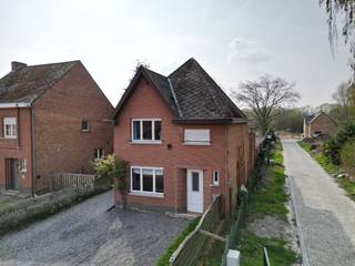 Te renoveren woning met 2 slaapkamers en diepe tuin. Het pand is gelegen langs een rustige woonstraat op wandelafstand van het pittoreske dorpscentrum van Wakkerzeel. De woning staat ingeplant op een ruim perceel grond van 1.298m². School en bakker op wandelafstand. Goede verbindingen met de auto richting Haacht en Leuven door de nabijgelegen Wijgmaalsesteenweg. Vg, Wglk, Gmo, Gvkr, Gvv. EPC-score : 820 (label F - renovatieplicht). Oppervlakte : 12a 98ca. Oriëntatie tuin : zuidwesten. <br /><br />INDELING : <br />Kelder : (plafondhoogte: ± 1,68m)<br /><br />Gelijkvloers : (plafondhoogte: ± 2,73m)<br />Inkomhal (elektriciteitsinstallatie, houten trap naar verdieping en kelder), living (schouw), keuken (roestvrije spoelbak met afdruipvlak, aanbouwkasten, dampkap), veranda (buitendeur), eetplaats, badkamer (ligbad, lavabo op meubel, toilet), wasplaats (aansluiting wasmachine, buitendeur, lavabo), stookruimte (stookketel, boiler)<br /><br />Eerste verdieping : (plafondhoogte: ± 2,43m)<br />Overloop (trapluik naar zolder, aanbouwkast), slaapkamer 1, slaapkamer 2, kleine kamer.<br /><br />Stockagezolder<br /><br />Afzonderlijk : <br />Garagegebouw, verschillende stockagegebouwen.<br /><br />AFWERKING :<br />- Vloer : granito tegels, betontegels, vinyl, houten plankenvloer.<br />- Muren : behangen, betegeld, houten platen, houten planchetten, metselwerk, geschilderd pleisterwerk.<br />- Plafond : geschilderd pleisterwerk, houten plafondtegels, dennenhouten planchetten.<br /><br />AFMETINGEN :<br />Zie indelingsplan bij downloads.<br />Kelder: ± 9m² - Zolder: ± 54m²<br /><br />DIVERSEN : <br />Ramen in hout met enkele beglazing en glas in lood. Draai- en kiepramen in pvc met dubbele beglazing. Rolluiken in hout met lint. Centrale verwarming op stookolie met radiatoren. De bovengrondse stookolietank (± 2.800L) werd afgekeurd en dient aangepast of verwijderd te worden. Eventuele opmetingskosten zijn ten laste van de koper.<br /><br />STEDENBOUWKUNDIG :<br />Stedenbouwkundige vergunning : ja (voor 1962)<br />Stedenbouwkundige bestemming : woongebied met landelijk karakter<br />Geen rechterlijke herstelmaatregel of bestuurlijke maatregel opgelegd.<br />Voorkooprecht : nee<br />Verkavelingsvergunning : nee <br />P-score : B / G-score : A<br />Achteraan het perceel loopt voetweg nr. 61 met een breedte van 1,65m.