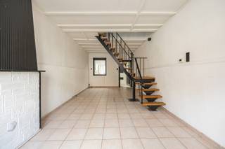 <p>Op zoek naar een rijwoning met mogelijkheden én een uitstekende ligging? Deze aangename woning bevindt zich vlak in het centrum van Muizen en biedt een combinatie van wonen, renovatiemogelijkheden en natuur vlakbij.</p>
<p>De woning beschikt over 2 slaapkamers en een ruime zolderverdieping. Mits de nodige inrichting biedt deze zolder bovendien de mogelijkheid om een extra slaapkamer, bureau of hobbyruimte te creëren. Ideaal voor wie vandaag voldoende ruimte zoekt, maar ook naar de toekomst toe mogelijkheden wil behouden.</p>
<p>De woning is deels te renoveren, waardoor u ze stap voor stap kunt aanpassen aan uw eigen smaak en woonbehoeften. Met een EPC-label C beschikt ze alvast over een gunstige energetische basis.</p>
<p>De ligging is zonder twijfel één van de grootste troeven. U woont hier midden in het centrum van Muizen, met winkels, voorzieningen en openbaar vervoer op wandelafstand. Tegelijk ligt de groene omgeving van de Dijle vlakbij. Via het nabijgelegen jaagpad kunt u heerlijk wandelen of fietsen en ontsnapt u in geen tijd aan de drukte van alledag.</p>
<p>Een centrale ligging, ruimte om uw eigen stempel te drukken én de natuur om de hoek: deze woning heeft alle ingrediënten om er een fijne thuis van te maken.</p>
<p>Ontdek zelf het potentieel van deze woning en plan vandaag nog uw bezoek met Nico via Nico@reds.be of 0478 012 012.</p>