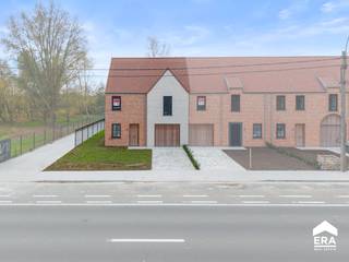 rachtige 4 slaapkamer nieuwbouwwoning aangeboden door ERA Domus.

<p>Gelegen in het charmante Vlamertinge, biedt deze woning</p>

<p> </p>

<ul><li>Ruime Living: Geniet van de royale leefruimte, ideaal voor gezinsleven en entertainment.</li><li>Open Keuken: Een moderne, open keuken met een prachtig uitzicht op de tuin.</li><li>Luxe Badkamer: Ontspan in de badkamer met zowel een bad als een douche.</li><li>Vier Slaapkamers: Ruimte voor het hele gezin en gasten.</li><li>Zolder: Mogelijkheid om extra kamer/ hobbyruimte te creëren</li><li>2 Garages: Een handige garage voor uw voertuig en opslag inpandig en een garage achteraan de tuin</li><li>Tuin: buiten vindt u een aangename tuin om te ontspannen en te genieten van de natuur.</li><li>Regenwaterput: 10.000l</li><li>Zonnepanelen: 2000 Wpiek</li><li>E-peil: 26</li></ul>

<p> </p>

<p>Mis deze kans niet om uw ideale woning te vinden in groot Ieper.</p>

<p>Neem vandaag nog contact op met ERA Domus voor meer informatie en een bezichtiging!</p>