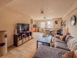 Dit appartement is gelegen in de nabijheid van alle nodige voorzieningen zoals scholen, winkels, openbaar vervoer,... <br />en bestaat uit:<br /><br />KELDER:<br />Ruime private kelderberging.<br /><br />GELIJKVLOERS:<br />Gemeenschappelijke inkomhal en fietsenstalling.<br /><br />VERDIEP 2:<br />Leefruimte met zicht op de Grote Markt - open ingerichte keuken met dubbele spoelbak, koelkast, elektrische kookplaat en dampkap - slaapkamer - ingerichte badkamer met toilet, wastafel en instapdouche.<br /><br />ALGEMEEN:<br />- Schrijnwerk: PVC - dubbel beglazing.<br />- Zeer centrale ligging!<br />- Lift aanwezig in het gebouw!<br />- Vrij vanaf 01/10/2026.<br />- Gemeenschappelijke kosten: 25€/maand<br /><br />Meer info op www.vastgoedvanoverschelde.be