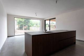 Zeer leuke nieuwbouwwoning op een aangename locatie in Essen - Heikant. Deze halfopen bebouwing is voorzien van een leefruimte met keuken, een ruime zithoek, een centrale hal met toilet en ruimte voor vestiaire en een inpandige garage. Op de eerste verdieping vind je drie leuke slaapkamers en een badkamer. Via een vaste trap heb je toegang tot de tweede verdieping die je perfect kan inrichten met een extra slaapkamer. <br />Verkoop onder registratierechten, dus mogelijks 2%!