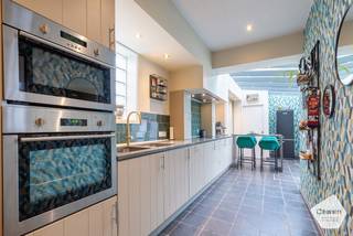 U kunt een BOD uitbrengen op deze woning, rekening houdend met de AANVANGSPRIJS van € 395.000,00 , elk hoger BOD wordt voorgelegd aan de eigenaars...