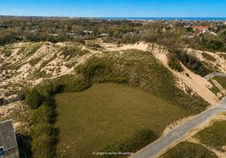 Op een van de meest gegeerde locaties aan de Belgische kust, verscholen in de exclusieve villawijk Witte Burg, bevindt zich deze uitzonderlijke bouwgrond van 1.755 m². Omringd door duinen, majestueuze bomen en residentiële villa's biedt dit unieke perceel een zeldzame combinatie van rust, privacy en exclusiviteit en dit alles op wandelafstand van verschillende dorpswinkels. <br /><br />Dit is een uitzonderlijke opportuniteit om een exclusieve nieuwbouwwoning te realiseren op een van de meest prestigieuze adressen van Oostduinkerke. Dankzij de royale perceeloppervlakte geniet u van alle ruimte om een hoogwaardige villa te ontwerpen die volledig aansluit bij uw woonwensen, met royale leefruimtes, een prachtig aangelegde tuin, ruime terrassen.<br /><br />Ook financieel biedt deze eigendom interessante voordelen. De aankoop van het perceel gebeurt onder het registratiestelsel (2% registratierechten, mits voldaan aan de wettelijke voorwaarden). Vervolgens kan de nieuwbouwwoning worden gerealiseerd waarbij het verlaagde btw-tarief van 6% mogelijk van toepassing is, mits voldaan aan de geldende federale voorwaarden. Hierdoor vormt deze eigendom niet alleen een exclusieve, maar ook een bijzonder interessante investering.<br /><br />De residentiële omgeving staat bekend om haar groene karakter, haar discrete uitstraling en haar uitzonderlijke woonkwaliteit. Hier woont u in alle sereniteit, op korte afstand van de duinen, het strand en de Noordzee, terwijl winkels, horeca en andere voorzieningen vlot bereikbaar blijven.<br /><br />Bouwgronden van deze omvang en op deze toplocatie worden slechts uitzonderlijk aangeboden. Dit is een unieke kans om een exclusieve villa te realiseren in een van de meest gegeerde woonomgevingen van Oostduinkerke.<br /><br />Kenmerken<br /><br />Prestigieuze ligging in de residentiële villawijk Witte Burg<br /><br />Perceel van 1.755 m². +/- 53m lengte en 33m breedte<br /><br />Exclusieve bouwgrond op toplocatie<br /><br />Aankoop onder registratierechten (2%, mits voldaan aan de wettelijke voorwaarden)<br /><br />Mogelijkheid tot realisatie van een exclusieve nieuwbouwvilla<br /><br />Mogelijkheid tot toepassing van het 6%-btw-tarief op de nieuwbouw, mits voldaan aan de geldende federale voorwaarden<br /><br />Rustige, groene en residentiële omgeving<br /><br />Nabij duinen, strand en natuur<br /><br />P-score: A<br /><br />G-score: A