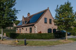 <p><span>In de geliefde en rustige woonwijk De List in Schoten bevindt zich deze grondig gerenoveerde vrijstaande woning, waar ruimte, comfort en energiezuinig wonen hand in hand gaan. Dankzij haar landelijke uitstraling, praktische indeling en prachtige tuin vormt dit een ideale thuis voor gezinnen die op zoek zijn naar rust zonder in te boeten aan bereikbaarheid.</span></p><p><span> </span></p><p><span>Via de inkomhal betreedt u de woning. Van hieruit komt u in de ruime leefruimte, een warme en uitnodigende plek waar de authentieke open haard meteen voor sfeer zorgt. Dankzij de royale oppervlakte is er meer dan voldoende plaats voor zowel een gezellige zithoek als een ruime eethoek waar familie en vrienden samenkomen.</span></p><p><span> </span></p><p><span>Aansluitend bevindt zich de volledig vernieuwde keuken, uitgerust met alle nodige toestellen en afgewerkt met oog voor comfort en gebruiksgemak. Naast de keuken vindt u een praktische berging met ingemaakte kasten en een aparte doorgang naar de zijkant van de woning, ideaal als extra toegang tot het pand. Verder beschikt de woning over een dubbele garage, perfect voor wagens, fietsen en extra opslagruimte.</span></p><p><br /></p><p><span>Thuiskomen doet u hier in alle comfort. Dankzij de ruime oprit voor de dubbele garage kunnen twee wagens eenvoudig op eigen terrein worden geparkeerd, een praktisch voordeel dat elke dag opnieuw gewaardeerd wordt.</span></p><p><br /></p><p><span>Op het gelijkvloers vinden we daarnaast een apart gastentoilet, een verzorgde badkamer uitgerust met een inloopdouche, lavabo en tweede toilet, evenals een volwaardige kamer. Deze ruimte kan u uitstekend inrichten als bureau voor wie regelmatig van thuis uit werkt of als gelijkvloerse slaapkamer.</span></p><p><span> </span></p><p><span>De eerste verdieping biedt plaats aan drie slaapkamers, een apart toilet en een praktische wasruimte. Daarnaast is er nog een ruime polyvalente ruimte die tal van mogelijkheden biedt en eenvoudig kan worden ingericht als extra slaapkamer, hobbykamer of speelruimte. Op de tweede verdieping bevindt zich nog een bijkomende zolderverdieping die zorgt voor meer dan voldoende bergruimte.</span></p><p><span> </span></p><p><span>Ook buiten is het volop genieten. De ruime tuin sluit mooi aan op de leefruimte en vormt een heerlijke plek om te ontspannen. Achteraan bevindt zich een groot tuinhuis met een gezellige overdekte zithoek, waar u het hele jaar door van het buitenleven kunt genieten.</span></p><p><span> </span></p><p><span>Deze woning is niet alleen comfortabel, maar ook bijzonder energiezuinig. Met maar liefst 30 zonnepanelen, een thuisbatterij van 15 kW en een uitstekende EPC-score A bent u voorbereid op de toekomst.</span></p><p><span> </span></p><p><span>Een vrijstaande gezinswoning met karakter, ruimte en moderne energieprestaties, gelegen in één van de meest gegeerde woonwijken van Schoten.</span></p><p><br /></p><p><span>Troeven:</span></p><ul><li><span>Gerenoveerde woning</span></li><li><span>30 zonnepanelen - thuisbatterij 15 KW</span></li><li><span>EPC A</span></li></ul>