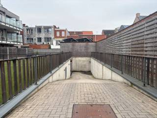 Deze autostaanplaats (nr.12) is geschikt voor een stadsauto, elektrische bakfiets, motorfietsen etc. en beschikt over volgende afmetingen:<br />Lengte: 5m<br />Breedte: 2,30m<br />Geen laadgelegenheid voor elektrische auto<br /><br />Heeft u interesse en wenst u een bezoek ter plaatse in te plannen? Aarzel niet ons te contacteren op het nummer 03 337 50 70 of surf naar www.vbvastgoed.be.