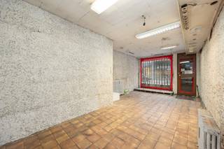 Gelegen in de levendige Nationalestraat, op wandelafstand van het historische stadscentrum, tal van winkels, openbaar vervoer en de trendy wijk ’t Zuid, bevindt zich dit karaktervolle gebouw met renovatiepotentieel. De ligging is ideaal voor wie op zoek is naar een interessante investeringsopportuniteit in het hart van Antwerpen.<br /><br />Indeling van het gebouw:<br /><br />Kelder: ca. 30 m²<br />Gelijkvloers: ca. 50 m²<br />1e verdieping: ca. 46 m²<br />2e verdieping: ca. 46 m²<br />3e verdieping: ca. 46 m²<br />Zolderruimte: ca. 35 m²<br /><br />Voor dit pand bestaat een vermoeden van vergunning voor een winkelruimte met twee woonentiteiten.<br />Dit opbrengsteigendom biedt tal van mogelijkheden na renovatie, zowel voor wie wil verhuren als voor gemengd gebruik (commercieel + residentieel).