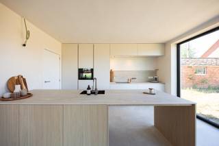 <p>Voor verdere info: joeri.vandeven@homixx.be of 016 199 346.<br /><br />NIEUWBOUW WONING - PRIJS EXCL KOSTEN/BTW<br /><br />Wij stellen met veel trots deze prachtige, nieuwbouwwoning voor te Tielt. Deze woning is de definitie van zorgeloos en energiezuinig wonen, perfect ontworpen om u volledig te ontzorgen bij de aankoop van uw nieuwe thuis. Gelegen op een mooi perceel van 401 m², biedt dit eigendom een royale bewoonbare oppervlakte van 180 m². Een van de absolute troeven is de uiterst kwalitatieve en hoogwaardige afwerking, die doorheen de hele woning voor een luxueuze en warme sfeer zorgt.<br /><br />De indeling van het pand werd uiterst praktisch en doordacht ontworpen, waarbij een optimaal ruimtegevoel centraal staat. Het hart van de woning wordt gevormd door de gezellige leefruimte met een moderne open keuken, waar u in alle comfort kunt koken en genieten. Grote raampartijen trekken het daglicht rijkelijk naar binnen en bieden een mooi zicht op de omgeving. Verder beschikt de woning over drie volwaardige, ruime slaapkamers, en een smaakvol ingerichte badkamer.<br /><br />Ook op het gebied van duurzaamheid en technieken is deze nieuwbouw volledig klaar voor de toekomst met een EPC-score A. Dit vertaalt zich in een minimaal energieverbruik en een maximaal wooncomfort. Buiten geniet u van een rustige ligging te midden van het groen, waar u in alle privacy volledig tot rust kunt komen. <br /><br />Dit is een unieke kans om te genieten van modern luxecomfort op een uiterst serene en groene toplocatie.</p>