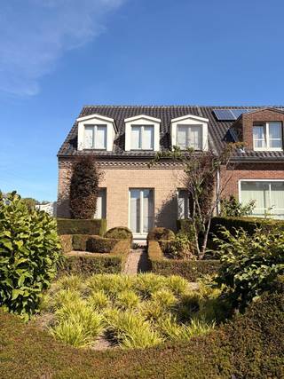 Te koop – Halfopen bebouwing met 3 slaapkamers, 2 badkamers en ruime garage in Steendorp
Deze ruime halfopen bebouwing is gelegen aan de Kapelstraat in Steendorp en staat op een perceel van ongeveer 535 m². De woning beschikt over een totale bewoonbare oppervlakte van circa 198 m², verdeeld over een gelijkvloerse verdieping van ongeveer 120 m² en een eerste verdieping van ongeveer 78 m². Daarnaast zijn er nog een zolder, een overdekt terras en een ruime garage aanwezig.
Op het gelijkvloers bevinden zich de leefruimtes van de woning, aangevuld met verschillende praktische voorzieningen. De woning beschikt in totaal over 3 slaapkamers en 2 badkamers. In 2013 werd de woning gedeeltelijk verbouwd.
Een opvallend onderdeel van de woning is de ruime garage van ongeveer 67 m². Deze biedt veel plaats en beschikt bovendien over een extra keuken. De garage vormt hierdoor een bijkomende, praktische ruimte bij het geheel van de woning.
Aan de voorzijde beschikt het perceel over een ruime oprit en voortuin. Achteraan bevindt zich een tuin die aansluit op de woning en het overdekte terras. De totale perceeloppervlakte bedraagt ongeveer 535 m².
Bovenop de twee woonverdiepingen beschikt de woning over een zolderruimte, die bijkomende bergruimte biedt. Het overdekte terras vormt een extra buitenruimte die aansluit op de woning en de tuin.
Kenmerken:
- Halfopen bebouwing
- Perceeloppervlakte: ±535 m²
- Totale bewoonbare oppervlakte: ±198 m²
- Gelijkvloers: ±120 m²
- Eerste verdieping: ±78 m²
- 3 slaapkamers
- 2 badkamers
- Zolderruimte
- Overdekt terras
- Garage: ±67 m²
- Extra keuken in de garage
- Ruime oprit en voortuin
- Tuin
- Gedeeltelijk verbouwd in 2015
- Gelegen aan de Kapelstraat in Steendorp