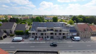 <span><span>Residentie 'Jagershof', verwijzend naar de vroegere Feestzaal gelegen langs de Woumenweg (invalsweg Ieper-Diksmuide), is een unicum voor Diksmuide en omstreken. De realisatie is ontwikkeld door FI2BUILD die zich als bouwheer profileert als bijzonder klantgericht, vernieuwend en beschikt over een duidelijke visie wat betreft toekomstgericht wonen. De residentie bevindt zich op wandelafstand van het centrum van Woumen waar men tal van kwalitatieve handelszaken kan aantreffen. Ook de grote winkelketens bevinden zich bij intrede van Diksmuide op enkele minuten rijden van de locatie. <br /><br />Residentie 'Jagershof' beschikt over <strong>11 ruime appartementen</strong> met <strong>2 of 3</strong> slaapkamers en een totale <strong>oppervlakte variërend van 88 m² tot 144 m²</strong>. Daarnaast beschikt elk appartement ook over 1 of meerdere terrassen van <strong>9 m² tot 29 m²</strong>. Achterliggend biedt de residentie 5 garages aan (voorzien van automatische sectionaalpoort), 6 parkeerplaatsen, een afzonderlijke (afgesloten) fietsenberging en een pétanque plein. Kopers die op heden instappen in dit nieuwbouwverhaal hebben bijkomende voordelen, ondermeer de vrije keuze in de afwerking van de keuken, badkamer en de vloer van uw appartement. Het lastenboek voorziet ruime mogelijkheden voor de koper om zijn eigen accent te leggen in de verdere afwerking (ruime budgetten voorzien voor verdere afwerking - op te vragen bij makelaar).<br /><br />Bij de ontwikkeling werd door de bouwheer een bijzondere aandacht besteed aan <strong>kwalitatieve en duurzame materialen</strong> in combinatie met een unieke en karaktervolle architectuur (architectenbureau Vanhoorn-Maeckelbergh) passend bij deze locatie. Naast de vormgeving zijn ook de keuze van technieken hierbij van essentieel belang, hierbij koos men resoluut voor <strong>uiterst energiezuinige en vernieuwende methodes</strong>. Ieder appartement zal afgewerkt worden met een <strong>Smart Air Klimaatsysteem</strong> (via individuele <strong>lucht/lucht warmtepomp</strong> per appartement), een uniek een vooruitstrevend systeem die koeltechnische warmte of koude omzet in warm/koude lucht en via kanalisatie verdeeld (in combinatie met een <strong>ventilatie systeem D</strong>). Door deze keuze beschikt het appartement over een volwaardig acclimatisatie systeem waardoor elke bewoner tijdens warme zomermaanden zijn appartement perfect <strong>kan koelen (airco)</strong>! Een thermostaat per ruimte behoort hierbij ook tot de mogelijkheden (zie lastenboek). Tevens beschikt ieder appartement over zonnepanelen individueel aangesloten (geen gasaansluiting meer in deze residentie). <br /><br /><strong>Appartement 02.02 </strong>is een appartement gelegen op het tweede verdiep van <strong>ca. 144m²</strong> bewoonbare oppervlakte (3<strong> slaapkamers</strong>). Het appartement beschikt over <strong>ca. 10m² </strong>aan terras (afgewerkt met tegels op tegeldragers). Wens je meer info en het lastenboek te bekomen van dit appartement? Neem dan even verder contact op met de makelaar en wij bezorgen u de brochure + lastenboek zodat je een totaalbeeld krijgt van dit interessant aanbod. <br /><br /><u><strong>Bijzondere troeven:</strong></u></span></span>
<ul>
<li><span><span><strong>Kleinschalige residentie</strong>, lage gemeenschappelijke kosten; </span></span></li>
<li><span><span>Rustige ligging doch dicht bij het centrum (<strong>je kijkt achteraan uit op groen</strong>);</span></span></li>
<li><span><span>Modernste technologie (<strong>Smart Air systeem, zonnepanelen,...</strong>)</span></span></li>
<li><span><span>Karaktervolle en unieke architectuur;</span></span></li>
<li><span><span>Ruime appartementen met veel lichtinval;</span></span></li>
<li><span><span><strong>Beste prijs/kwaliteit </strong>verhouding;</span></span></li>
<li><span><span>De gekozen technieken laten ook toe om uw appartement in de zomer te koelen (<strong>airco</strong>)!</span></span></li>
<li><span><span>Parkeerplaatsen en garages achterliggend beschikbaar (<strong>gemetste garages </strong>- geen prefab);</span></span></li>
<li><span><span><strong>Fietsenstalling en vuilnislokaal </strong>aanwezig; </span></span></li>
<li><strong><span><span>Laadpalen voorzien om elektrisch te laden;</span></span></strong></li>
<li><span><span>...</span></span></li>
</ul>
<span><span>Kom langs op kantoor en ontvang een unieke <strong>verkoopbrochure </strong>van Residentie Jagershof</span></span><br /><br /><span><span>Bent u op zoek naar een prachtig en ruim appartement in een kleinschalige residentie als investering of als eigen bewoning?<br />Kom dan snel even langs bij ons op kantoor voor meer uitleg! <strong>Contacteer ons via 051 50 11 51.</strong> </span></span><br /><span><em>Opleveringsdatum na te vragen bij ons op kantoor en in functie van voorverkoop. </em></span>