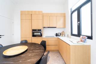 Ben je op zoek naar een leuke starterswoning? Dan is deze woning misschien wel iets voor jou. Ze werd in 2023 volledig gerenoveerd met stijlvolle en kwalitatieve materialen én beschikt over zonnepanelen.<br />De ligging te Oud-Berchem is charmant, erg centraal, en toch rustig. Koffiebarretjes en hippe eetplekken bevinden zich op wandelafstand, evenals het station van Berchem, De Villegaspark, Brialmontpark, loopparcours Wolvenberg, etc.<br /><br />Daar het een hoekwoning betreft geniet ze erg veel lichtinval. Elke ruimte biedt dan ook een aangenaam ruimtegevoel. De hoge plafondhoogtes accentueren dit eveneens.<br /><br />Bij het betreden van de woning vinden we op de linkerzijde de leefruimte en aan de rechterzijde een aangename leefkeuken, grenzend aan een stadskoer.<br />Leuk om weten is dat deze stadskoer tevens een rechtstreekse toegang heeft naar de straat. Mocht je een fiets willen binnen zetten kan dat bijgevolg steeds.<br />De keuken werd op maat gemaakt in eik fineer. Ze is voorzien van een strak wit composieten werkblad, een kraan in messing , stijlvolle grote witte lavabo in onderbouw, <br />Verder is de keuken volledig voorzien van alle toestellen (vaatwasser, hete luchtoven, besteklade, koelkast, vriezer, alsook dampkap).<br /><br />We zetten onze verkenning verder: Via de authentieke gezandstraalde trap, bereikt u de eerste verdieping.<br />Op dit niveau treffen we de ruime badkamer die werd ingericht met een ligbad, riante inloopdouche alsook een stijlvol lavabomeubel met grote spiegel voorzien van verlichting.<br />Verder beschikt deze etage over een praktische (was)berging, een apart toilet met handenwasser alsook een eerste ruime slaapkamer.<br />Op de tweede verdieping bevinden zich nog twee bijkomende, en tevens ruime, slaapkamers.<br />Voor een starterswoning kan dit bijgevolg tellen.<br /><br />Indien je nog op zoek bent naar extra bergruimte in deze functionele woning is er goed nieuws: de woning is onderkelderd!<br /><br />De woning wordt heden ingericht verhuurd op korte termijn basis. Na aftrek van alle beheerskosten, btw en poetsen heeft deze woning een gemiddelde huurinkomst van € 1.800/ maand gedurende het laatste jaar. Mogelijkheid tot overname van de inrichting.<br /><br />We sommen enkele pluspunten op:<br />+ Volledig gerenoveerde woning (dak vernieuwd + geïsoleerd conform de norm, nieuwe ramen ...)<br />+ Conforme elektriciteit<br />+ Conforme gaskeuring<br />+ Blanco asbestkeuring<br />+ Zonnepanelen<br />+ 3 ruime slaapkamers<br />+ Authentieke elementen<br />+ Grote kelder<br />+ Leuke stadskoer<br />+ AAA ligging te Oud-Berchem<br /><br />Is je interesse gewekt? Plan gerust je bezoek in. Mail naar info@vbvastgoed.be of beter nog, bel ons op het nummer 03 337 50 70.<br />We staan je met plezier te woord.