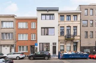 This renovated building consists of 2 completely renovated apartments, close to Antwerp Zoo and Central Station. On the ground floor we find a 1...