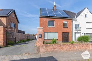 U kunt een BOD uitbrengen op deze woning, rekening houdend met de AANVANGSPRIJS van <strong>€ 289.000,00</strong>, elk hoger BOD wordt voorgelegd aan de eigenaars die al dan niet kunnen ingaan op dit aanbod.<br /><br /><strong>Deze leuke charmante half-open woning </strong>op een <strong>toplocatie </strong>met veel ruimte en mogelijkheden bestaat uit mooie inkomhal met een lichtrijke woonkamer. Deze kan ook ingedeeld worden als eetkamer. Ingerichte keuken die functioneel is en met zicht op de tuin. Aan de keuken is er een handige wasplaats met een apart toilet en een rechtstreeks toegang tot het terras en de zonnige tuin. Op de eerste verdieping bevinden zich drie volwaardige slaapkamers waarvan twee ruime slaapkamers. De badkamer beschikt over een wastafel en een ligbad. De tweede verdieping biedt nog een extra slaapkamer de<strong> MASTERBEDROOM </strong>een nachthal en een handige dressing/ ingemaakte kasten. <strong>De aangename tuin </strong>is aangelegd. Er is een tuinberging en een<strong> GARAGE </strong>aanwezig. Ook een ruime oprit voor twee wagens. Er zijn bijna overal rolluiken en er zijn maar liefst <strong>23 zonnepanelen</strong> die nog tot 2031 recht geven op groenestroomcertificaten. <strong>Geen renovatieverplichting!</strong><br /><br /><u><strong>Gelijkvloers:</strong></u>
<ul>
<li>Inkom;</li>
<li>Lichtrijke woonkamer/eetkamer;</li>
<li><strong>Ingerichte keuken </strong>waar er ook ruimte is voor een eettafel;</li>
<li><strong>Wasplaats/Berging</strong> met rechtstreekse doorgang naar het terras/tuin;</li>
<li>Apart toilet;</li>
<li>Leuke aangelegde terras en tuin;</li>
<li>Tuinberging;</li>
<li>Garage;</li>
<li>Parking voor twee wagens.</li>
</ul>
<strong><u>Eerste verdieping:</u></strong>
<ul>
<li>3 mooie en ruime slaapkamers;</li>
<li>Badkamer met een ligbad, wastafel en een toilet;</li>
</ul>
<strong><u>Tweede verdieping:</u></strong>
<ul>
<li>Prachtige MASTERBEDROOM met ingemaakte kasten en een dressing;</li>
</ul>
<strong><u>Troeven:</u></strong>
<ul>
<li>Zeer ruime woning met veel mogelijkheden;</li>
<li>23 zonnepanelen;</li>
<li>Leuke en mooie tuin;</li>
<li>Nog enkele renovatiewerken maar geen renovatieverplichting!</li>
</ul>
Voor meer informatie of een bezoek aan deze leuke woning contacteer ons via:<strong> oostkamp@caenen.be</strong><br />