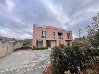 Gelegen in een rustige en landelijke woonomgeving, tussen de dorpskernen van Huldenberg en Loonbeek en vlakbij belangrijke verbindingswegen, zijn...