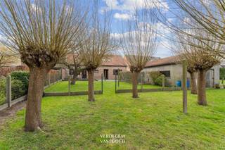 <p><span>Ligging<br /></span><span>Ontdek deze woning in hoevestijl die zich situeert tussen Nevele en Vosselare.<br />Verschillende lokale voorzieningen, zoals winkels, supermarkten, scholen, bakker en slager bevinden zich op wandelafstand.<br />Ook Gent is makkelijk te bereiken via E40 en openbaar vervoer (bus, trein).<br /><br /></span><span>Woning in hoevestijl met schuur, 3 slaapkamers en mooie tuin<br /></span><span>Deze charmante woning vindt haar oorsprong in een authentieke Vlaamse hoeve.<br />Achter de gevel schuilt een thuis waar sfeer en ruimte hand in hand gaan. <br />De grote voortuin is een prachtig visitekaartje voor wie houdt van landelijk wonen, een plek voor fruitbomen of grazende schaapjes.<br />Ook in de achtertuin, met een praktisch schuurtje inclusief garage, geniet je van een uitzicht dat blijft inspireren.<br />Vanop het terras geniet je van de omliggende weilanden, met de kerktoren van Nevele als herkenningspunt in de verte.<br /><br />Binnen word je verwelkomd in een ruime leefruimte met gaskachel. <br />De aansluitende keuken met ontbijtplek nodigt uit tot lange ochtenden met het gezin.<br />Verder op het gelijkvloers een badkamer, nachthal, twee volwaardige slaapkamers en een wasplaats/berging.<br />Op de verdieping bevindt zich een derde, ruime slaapkamer en een grote zolder, die tal van mogelijkheden biedt voor wie extra ruimte wenst.<br /><br /></span><span>Troeven<br /></span><span>/ ligging<br />/ tuin met unieke zichten<br />/ charme en sfeer<br />/ schuur of atelier<br /><br /><br /></span></p>