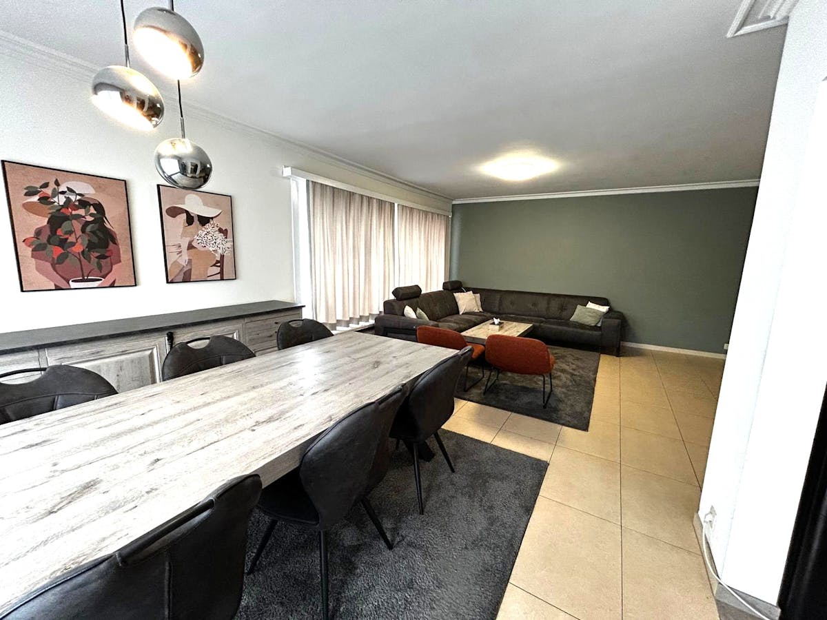 Building with two rented apartments and 4 garages - photo 4