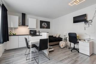 Op zoek naar een comfortabele, veilige én instapklare woon- of studeerplek? Deze recent gerenoveerde studio op het gelijkvloers van een verzorgd hoekgebouw (Brusselsestraat x Riddersstraat) is een echte aanrader!<br />De studio heeft een oppervlakte van 33 m² en beschikt over:
<ul>
<li>een praktische inkomhal,</li>
<li>een vernieuwde badkamer,</li>
<li>een lichte leefruimte met nieuwe vloer en strakke, moderne keuken.</li>
</ul>
Extra troef: een ruime privékelder voor extra opbergruimte én een gemeenschappelijke afgesloten fietsenstalling voor de (elektrische) fiets.<br />Verwarming? Recent vernieuwd (2024) en individueel.<br />Energiezuinig (EPC 205) en elektrische conform. <br />Ligging? Perfect!<br />Buiten het drukke centrum , op wandelafstand van campus Gasthuisberg, dicht bij de Leuvense ring en E314. Vlak bij gezellige koffiebars, winkels en restaurants.<br />Parkeren kan makkelijk op het Sint-Jacobsplein<br />Kortom: een zorgeloze investering en ideale woonplek voor elke student of jonge starter in hartje Leuven!<br /><br />Bijkomende info (EPC, bodemattest, stedenbouwkundige inlichtingen,...) kan U hieronder downloaden ↓.<br />Bezoeken? Contacteer Ludovic op 0496/522123 of ludovic@immojanstas.be