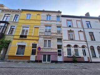 <p><span>STATIGE RIJWONING met mogelijkheid 4 (of 5 ) slaapkamers.</span></p><p><span> </span></p><p><span>Deze woning ligt in de bruisende wijk nabij het UZ Sint-Lucas.</span></p><p><span>In totaal 180 m² bewoonbare oppervlakte op 4 niveaus, met souterrain en aangename koer / tuin.</span></p><p><span>Het geheel is op te frissen, maar beschikt over veel potentieel.</span></p><p><span>Het omvat:</span></p><p><span>OP KELDERVERDIEPING / GELIJKVLOERS:</span></p><ul><li><span>twee ruime kamers, met een douchegedeelte en een keuken.</span></li><li><span>toegang tot de buitenruimte met een buitenWC, stooklokaal, en berging (hobbyruimte)</span></li></ul><p><span> </span></p><p><span>OP HET GELIJKVLOERS : inkom met trap naar de eerste verdieping.</span></p><p><span> </span></p><p><span>OP DE EERSTE VERDIEPING</span></p><ul><li><span>grote leefruimte met aansluitend de keuken en een eetplaats.</span></li></ul><p><span> </span></p><p><span>OP DE TWEEDE VERDIEPING:</span></p><ul><li><span>een kamer aan straatkant.</span></li><li><span>een ruime badkamer voorzien van een douche, enkele lavabo en een WC. Aansluitmogelijkheid voor wasmachine.</span></li></ul><p><span> </span></p><p><span>OP DE DERDE VERDIEPING:</span></p><ul><li><span>twee kamers</span></li></ul><p><span> </span></p><p><span>ZOLDER : </span></p><ul><li><span>niet geïsoleerd, mogelijkheid tot inrichten van extra kamers.</span></li></ul><p><span> </span></p><p><span>Het gaat hier om een bijzondere ruime woning, grondig op te frissen maar met potentieel.</span></p><p><span> </span></p><p><span>Gunstige ligging op fietsafstand van het Centrum van Gent. Openbaar vervoer (bussen op 100 m. / tram op '10 min). Nabijheid alle handel.</span></p><p><span>Bewoonbare oppervlakte : +/- 180 m². </span></p><p><span> </span></p><p><span>Reeds een condenserende verwarmingsketel en deels dubbel en driedubbel glas.</span></p><p><span>EPC waarde : 278 kWh/m³. Label C </span><span>UC 3860412-RES-1.</span></p><p><span>Asbestveilig. </span><span>Wche, Gvv, Gom, Vkr.</span></p><p><span> </span></p><p><span>Ligging Pand: Geraard Mercatorstraat 29 te 9000 GENT.</span></p><p><span>VRPR : € 445.000 € </span></p><p><span>Beschikbaar: bij akte</span></p><p><span> </span></p><p><span>Bezoek: enkel mogelijk na telefonisch afspraak via Immo-Eden - T 09 222 00 63</span></p><p><span> </span></p><p><span>Status van dit pand: bekijk de status van dit pand op onze website www.immo-eden.be. </span></p><p><span>De publicaties op Immo-eden.be worden regelmatig upgedate. Indien er een optie geafficheerd is, wil dit zeggen dat er momenteel geen bezoeken meer worden toegelaten vanwege een geïnteresseerde kandidaat huurder. U kan de status op het net verder opvolgen.</span></p><p><span> </span></p><p><span> </span></p><p><span> </span></p><p><span> </span></p>