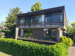 Welkom<br /><br /><br />Troeven<br /><br />221 m² bewoonbare oppervlakte (excl. garage)<br />Goede indeling met veel ruimte in de wijk ‘berkenveld’<br />5 slaapkamers<br />Grote ramen dus zeer veel lichtinval<br />Woning getekend door Dolf Nivelle in brutalisme<br />Doodlopende straat<br />Geen renovatieverplichting EPC C<br />Gelegen in een rustige en groene buurt<br />Op wandelafstand van natuurgebied De Platwijers en Vlakbij De borggraaf en Bokrijk<br />Topligging qua Mobiliteit naar invalswegen en Hasselt-centrum<br />Op een boogscheut van het treinstation Kiewit , De lijn, Corda Campus en scholen<br />Midden in het fietspaden netwerk Limburg<br />Charmante uitstraling en een verzorgde staat<br />ideale thuis voor wie comfort, ruimte en rust zoekt. <br /><br />contact 0465807568 of ypee100@hotmail.com