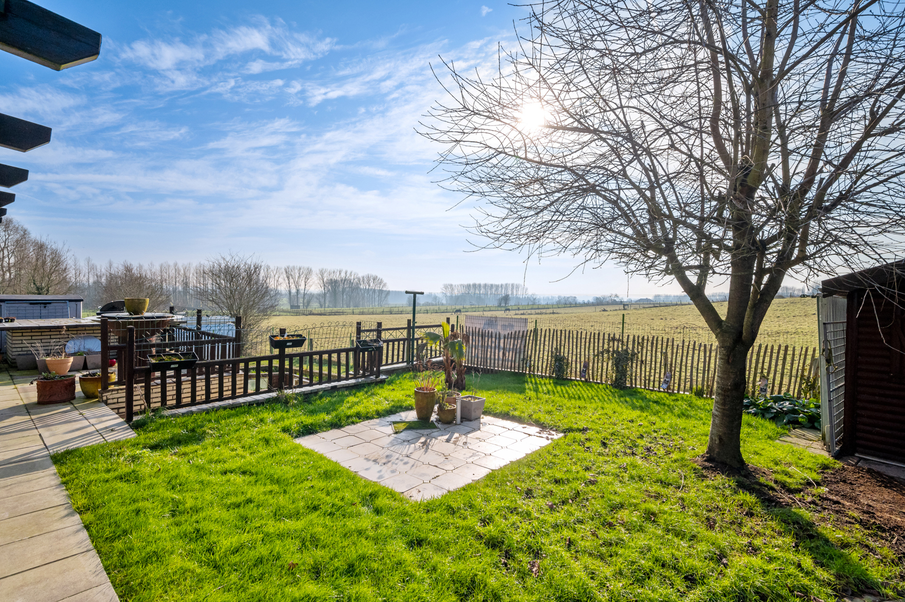 Ruime open bebouwing met zonnepanelen in residentiële wijk - foto 4
