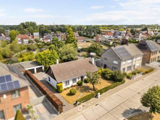 Op een gunstige en centrale ligging in Welle vinden we deze ruime tijdloze woning met een <strong>uitstekende bereikbaarheid. </strong>Winkels, scholen en openbaar vervoer bevinden zich op korte afstand. Ook het station van Denderleeuw is vlot bereikbaar en dankzij de nabijgelegen oprit van de E40, op ongeveer 10 minuten rijden, geniet de woning van een uitstekende verbinding met de omliggende steden en gemeenten. De woning werd doorheen de jaren steeds<strong> goed onderhouden, </strong>maar biedt vandaag de mogelijkheid om gerenoveerd en volledig naar eigen smaak ingericht te worden. Dankzij de ruime indeling en de vele mogelijkheden vormt dit een ideale basis voor wie op zoek is naar een <strong>woning die volledig aangepast kan worden aan de eigen wensen en behoeften.</strong> <strong>Op het gelijkvloers </strong>beschikt de woning over een inkomhal, een ruime en lichtrijke leefruimte, een keuken, berging/wasplaats, veranda, bureau, slaapkamer en extra bergruimte. Op de eerste verdieping bevinden zich een ruime nachthal en 2 bijkomende slaapkamers. Ook de buitenruimte biedt heel wat troeven. De woning beschikt over <strong>een ruime garage met plaats voor twee wagens, een brede oprit, voortuin, terras en een grote tuin met vijver. </strong>Hierdoor is er zowel binnen als buiten voldoende ruimte om er een aangename en comfortabele thuis van te maken. De woning is voorzien van houten buitenschrijnwerk met dubbele beglazing. Bovendien is er <strong>geen renovatieplicht van toepassing. </strong>Een ruime woning met tal van mogelijkheden, een aangename buitenruimte en een uitstekende ligging, ideaal voor wie op zoek is naar een solide bungalow met potentieel. <strong>EPC LABEL D. </strong><br /> 