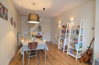 Deze charmante stadswoning is gelegen in het hart van Kortrijk, op wandelafstand van winkels, horeca, openbaar vervoer en het bruisende stadsleven.<br />Dankzij de centrale ligging geniet u hier van een leuke, levendige omgeving met alle voorzieningen binnen handbereik.<br /><br />Indeling als volgt:<br />Het gelijkvloers (48,5 m²) kan gebruikt worden als garage bij de woning of is afzonderlijk te gebruiken als opslagplaats. Deze ruimte is ideaal voor het stallen van fietsen en bakfietsen, het uitoefenen van een hobby of eventueel als atelier of werkruimte. Hier treffen we ook de geïntegreerde wasplaats.<br /><br />Via de trap bereikt u het leefgedeelte; een gezellige leefruimte bestaande uit eetplaats en zithoek. Aanpalend is er een volledig uitgeruste keuken.<br />Handige douchekamer met toilet maakte deze verdieping compleet.<br /><br />Een verdieping hoger vindt u de eerste slaapkamer, een badkamer uitgerust met een ligbad (en douchemogelijkheid), een lavabo en een tweede toilet.<br />Ruime nachthal met extra opbergmogelijkheden.<br /><br />De zolderverdieping, bereikbaar via een vaste trap, beschikt over voldoende ruimte (26m²) tot inrichten 2 extra kamers.<br /><br />Geen tuinonderhoud, wél een aangenaam terras waar u in alle rust kan genieten van de namiddag- en avondzon.<br /><br />Deze stadswoning combineert ruimte, functionaliteit en een topligging in het centrum van Kortrijk, en is ideaal voor wie comfortabel wil wonen in een leuke en dynamische omgeving!<br /><br />EXTRA TROEVEN: dubbele beglazing, centrale verwarming op aardgas, kelder aanwezig, ...<br /><br />Onze ref. DEV5052