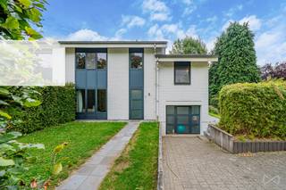 <p><strong><span>OVERIJSE – Charmante 3-gevelwoning met 3 slaapkamers, ruime tuin en uitstekende ligging</span></strong></p>
<p><span>Ideaal gelegen aan het einde van een rustige en doodlopende straat, op slechts 2 minuten van het station van La Hulpe, bevindt zich deze charmante 3-gevelwoning van ±168 m², gelegen op een mooi perceel van ±706 m².</span></p>
<p><strong>De woning is als volgt ingedeeld:</strong></p>
<p><strong><span>Gelijkvloers:</span></strong><span> een inkomhal van ±7 m², een gezellige woonkamer van ±26 m² met open haard en parketvloer, een keuken van ±6 m² en een ruime eetkamer van ±18 m² met rechtstreekse toegang tot het aangename terras en de mooi aangelegde tuin.</span></p>
<p><strong><span>Tussenverdieping:</span></strong><span> een bureau/slaapkamer van ±7 m², een badkamer van ±4 m² met ligbad en dubbele lavabo, en een apart toilet.</span></p>
<p><strong><span>Eerste verdieping:</span></strong><span> drie slaapkamers van respectievelijk ±7, 10 en 13 m² en een dressing van ±5 m².</span></p>
<p><span>Daarnaast beschikt de woning over een ruime wasruimte van ±14 m² met veel bergruimte en een kelder van ±7 m².</span></p>
<p><strong><span>Bijkomende troeven: </span></strong>Mooi stenen tuinhuis van ±25 m², Waterontharder, 16 zonnepanelen met groenestroomcertificaten, Gasverwarming, Vernieuwd dak (2021), Carport voor 2 wagens, Asbestveilig, EPC C – 249 kWh/m²/jaar</p>
<p><span>De woning bevindt zich in een aangename en gezinsvriendelijke omgeving, op wandelafstand van het station, winkels en diverse sportfaciliteiten. Dankzij de rustige ligging, de ruime tuin en de praktische indeling is dit een ideale gezinswoning die bovendien </span><strong><span>instapklaar</span></strong><span> is.</span></p>
<p>Momenteel verhuurd: voor de koper die zich in de woning wenst te vestigen, dient rekening te worden gehouden met een opzegtermijn van 6 maanden. <strong><span>Meer informatie of een bezoek?</span></strong><span> Neem contact op met </span><strong><span>WE INVEST OVERIJSE</span></strong><span> via 02/455.20.35 of </span><span>overijse@weinvest.be</span><span>. </span><span>Niet-contractuele advertentie, onder voorbehoud van wijzigingen. Afmetingen zijn indicatief.</span></p>